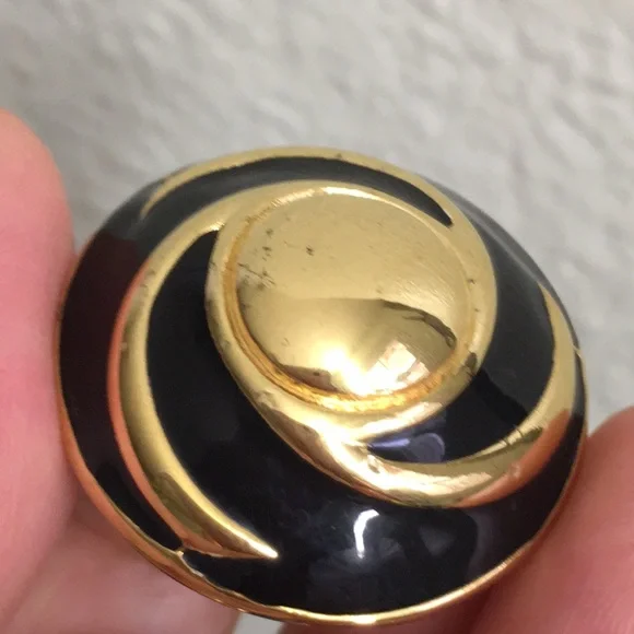 🖤St.John Vtg gold & black enamel clip earrings